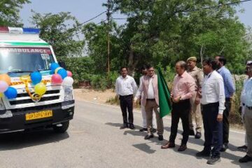 जिलाधिकारी ने आधुनिक जीवन रक्षक प्रणाली युक्त 02 नई एंबुलेंस सेवा का हरी झंडी दिखाकर किया शुभारंभ