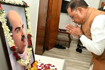 मुख्यमंत्री विष्णु देव साय ने डॉ. श्यामा प्रसाद मुखर्जी की पुण्यतिथि पर श्रद्धांजलि अर्पित की