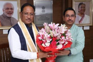 मुख्यमंत्री विष्णुदेव साय ने केंद्रीय मंत्री प्रल्हाद जोशी से की सौजन्य भेंट