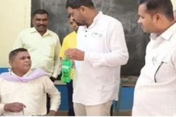 विद्यालय के अपने कक्ष में मदिरा पीते हुए पाया गया प्रधानपाठक, तत्काल निलंबित