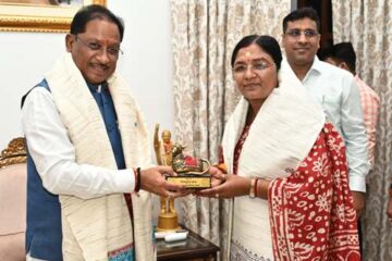 मुख्यमंत्री से केंद्रीय महिला एवं बाल विकास राज्य मंत्री श्रीमती सावित्री ठाकुर ने की सौजन्य मुलाकात