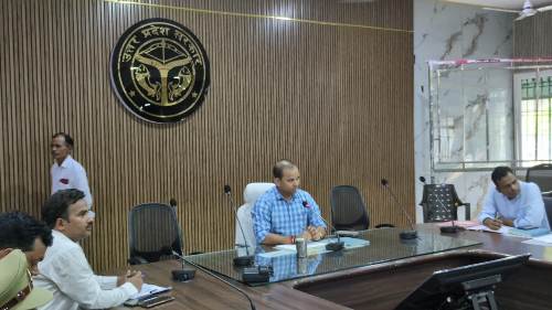 जनपदवासियों से कपड़े वाले थैले या बायोडिग्रेबल थैले में समान लेने हेतु डीएम ने किया प्रेरित