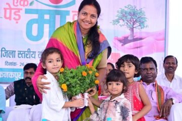 एक पेड़ मां के नाम 2.0: मंत्री श्रीमती लक्ष्मी राजवाड़े ने आम का पौधा लगाकर दिया पर्यावरण संरक्षण का संदेश