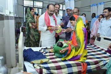 उप मुख्यमंत्री पहुंचे मातृ-शिशु अस्पताल, भर्ती महिलाओं तथा नवजातों के परिजनों से मिलकर सेहत की जानकारी ली