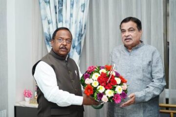 मंत्री रामविचार नेताम ने केन्द्रीय सड़क परिवहन मंत्री  नितिन गडकरी से नागपुर में की सौजन्य मुलाकात