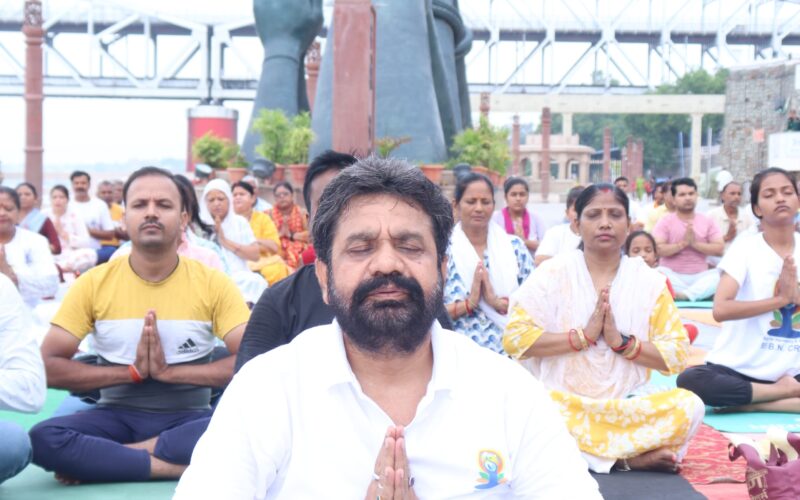 योग सप्ताह कार्यक्रम में आयुष मंत्री डॉ दयाशंकर मिश्र ‘दयालु’ ने लोगों को स्वस्थ रहने का दिया महामंत्र, कहा ‘करे योग रहे निरोग’