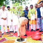 सीएम योगी ने डॉ. श्यामा प्रसाद मुखर्जी के बलिदान दिवस पर रोपा रुद्राक्ष का पौधा