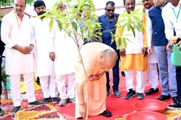 सीएम योगी ने डॉ. श्यामा प्रसाद मुखर्जी के बलिदान दिवस पर रोपा रुद्राक्ष का पौधा