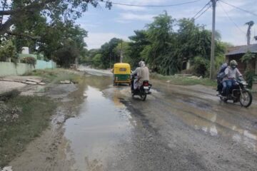 नाली जाम सड़क पर बह रहा गंदा पानी आवागमन में हो रही परेशानी 