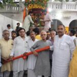 ठाकुर जी का रथ खींचकर निहाल हुए भक्त 