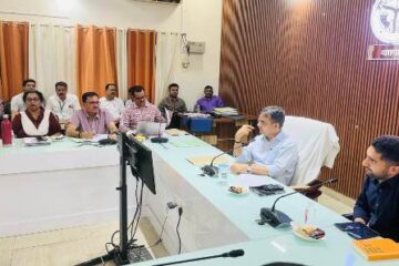 जिलाधिकारी की अध्यक्षता में आयोजित हुई जिला स्वास्थ्य समिति शासी निकाय की समीक्षा बैठक