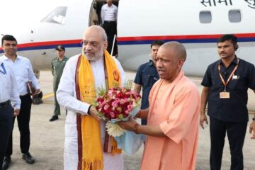 गृह मंत्री अमित शाह पहुंचे वाराणसी, मुख्यमंत्री ने किया स्वागत 