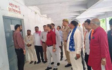 जिला निर्वाचन अधिकारी ने ई0वी0एम0 गोदाम का राजनीतिक दलों के पदाधिकारियों के साथ किया निरीक्षण
