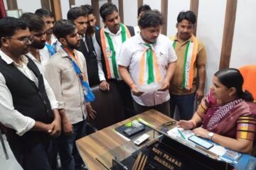 नगर में सफाई को लेकर युवा कांग्रेस ने प्रदर्शन कर चेयरमैन को ज्ञापन सौंपा