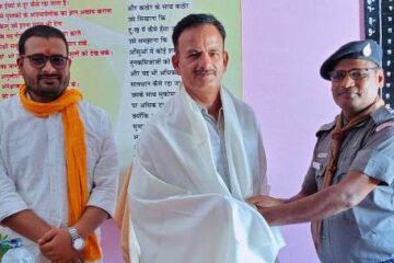 बीईओ नगवां को डॉ ब्रजेश कुमार सिंह महादेव ने किया सम्मानित