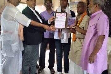 मीरा मोहन सी प्रीत लिख देना, सब के अधरों पे गीत लिख देना…..