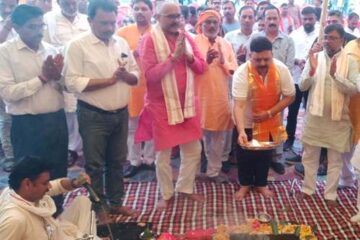 प्रभारी मंत्री ने तेलगुड़वा से कोन झारखण्ड सीमा तक जाने वाले मार्ग का वैदिक मंत्रोंच्चार कर किया भूमिपूजन