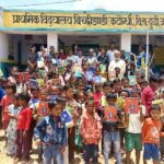 परोपकार सेवा समर्पण समिति ने स्कूली बच्चों में किया वस्त्र, कॉपी पेंसिल व मिष्ठान का वितरण