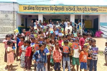 परोपकार सेवा समर्पण समिति ने स्कूली बच्चों में किया वस्त्र, कॉपी पेंसिल व मिष्ठान का वितरण