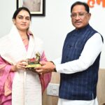 मुख्यमंत्री साय ने वॉटर वुमन शिप्रा पाठक का किया सम्मान
