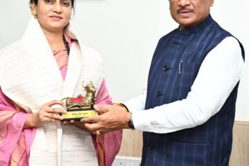 मुख्यमंत्री साय ने वॉटर वुमन शिप्रा पाठक का किया सम्मान