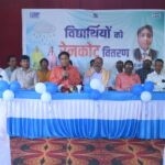 एनटीपीसी लारा द्वारा राजकीय वरिष्ठ माध्यमिक विद्यालय, महलोई के छात्रों को रेनकोट वितरण