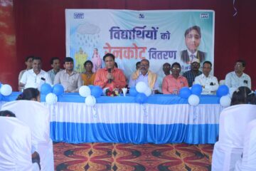 एनटीपीसी लारा द्वारा राजकीय वरिष्ठ माध्यमिक विद्यालय, महलोई के छात्रों को रेनकोट वितरण