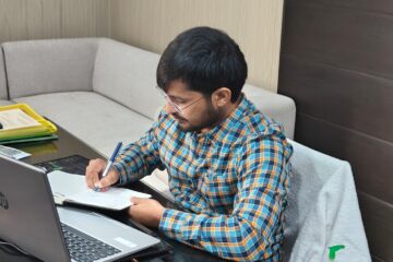 ग्राम सचिवालय को सक्रिय कर शासन के मंशानुरूप करें कार्य, पात्र लोगों को दिलाए योजना का लाभ -जिलाधिकारी 