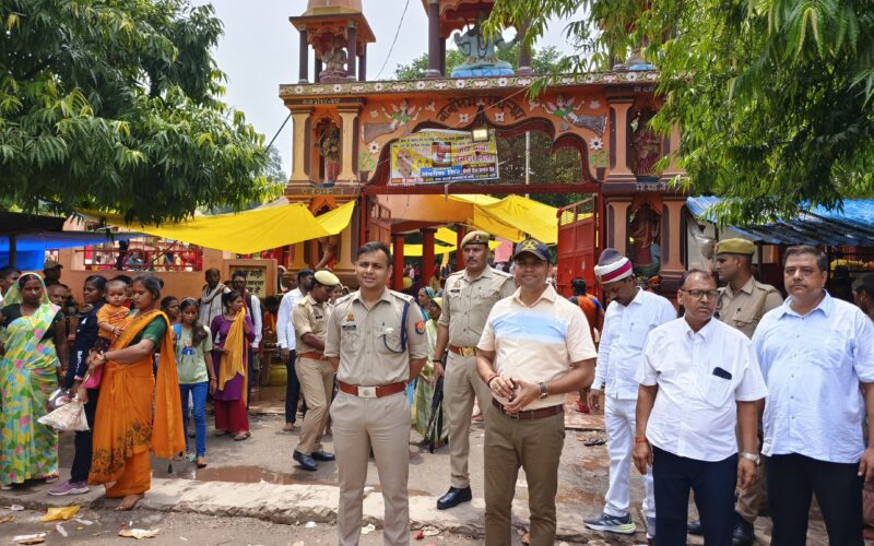 सावन महाशिवरात्रि मेला व कावड़ यात्रा के दौरान डीएम व एसपी ने बाबा सेमराध नाथ धाम पहुंचकर दर्शन पूजन किया 