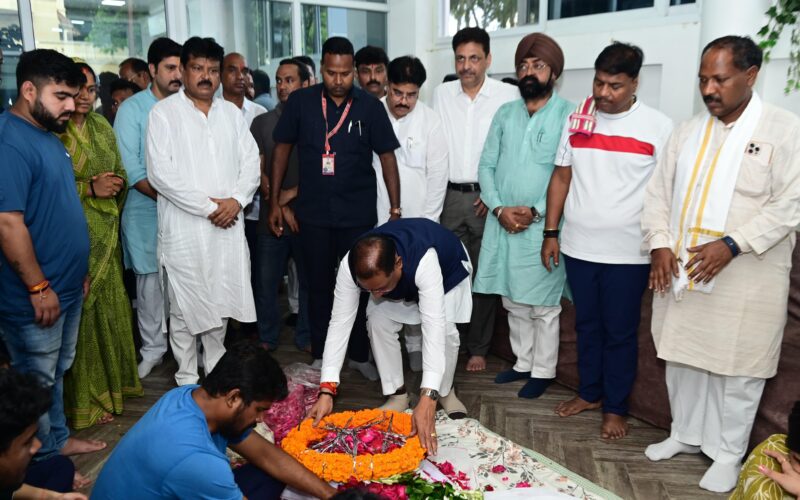 मुख्यमंत्री विष्णु देव साय ने स्वर्गीय निखिल कश्यप को दी श्रद्धांजलि,शोक संतप्त परिजनों से की मुलाकात