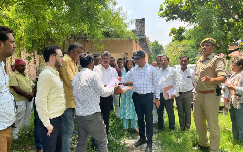 जिलाधिकारी ने जनपद में पंजीकृत बड़े विलेखों में से 2 विक्रय विलेख का स्टांप देयता की दृष्टि से किया स्थलीय निरीक्षण