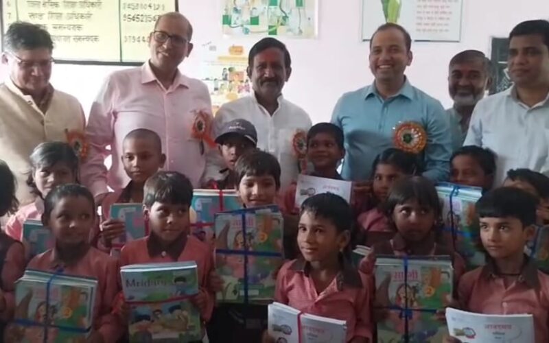 यूपीएस बैराखास में जि0पं0अ0 व जिलाधिकारी ने आईसीटी लैब का शुभारम्भ कर छात्रों को किया समर्पित