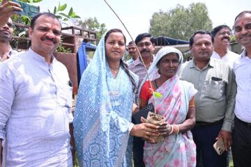 मंत्री लक्ष्मी राजवाड़े ने चरण पादुका का किया वितरण