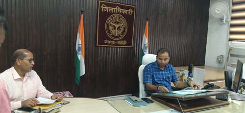 समय से साधन सहकारी समितियां खुले एवं निर्धारित दर पर ही उर्वरक बिके – जिलाधिकारी शैलेष कुमार