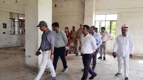 जिलाधिकारी ने औराई स्थित नरथुआ तालाब व राजकीय जिला लाइब्रेरी का किया स्थलीय निरीक्षण