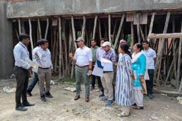 भदोही फत्तूपुर में निर्माणाधीन कल्याण मडपंम का जिलाधिकारी ने किया आकस्मिक निरीक्षण