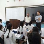शिक्षक की भूमिका में नजर आए जिलाधिकारी,पढ़ाया नैतिक शिक्षा व व्यावहारिकता का पाठ