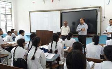 शिक्षक की भूमिका में नजर आए जिलाधिकारी,पढ़ाया नैतिक शिक्षा व व्यावहारिकता का पाठ