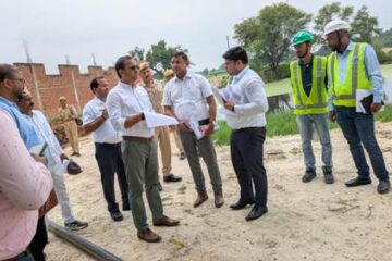कम्पोजिट विद्यालय मकनपुर में जिलाधिकारी ने छात्रों से आत्मीय संवाद कर आगे बढ़ने हेतु किया प्रेरित
