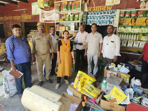 उप जिलाधिकारी ज्ञानपुर एवं जिला कृषि अधिकारी ने किया विभिन्न उर्वरक विक्रेताओं के दुकानों का स्थलीय निरीक्षण
