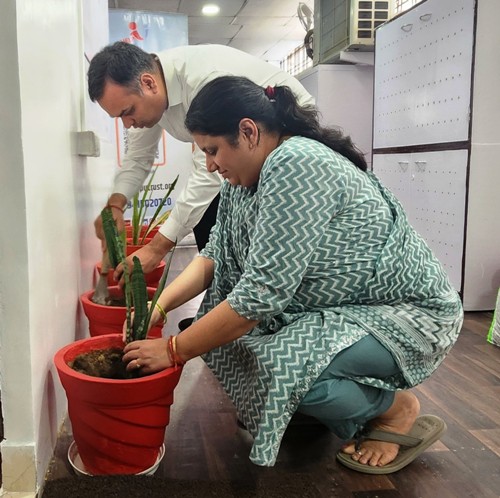 वृक्षारोपण महाभियान के अंतर्गत हेल्प यू एजुकेशनल एंड चैरिटेबल ट्रस्ट द्वारा एक पेड़ माँ के नाम कार्यक्रम का आयोजन