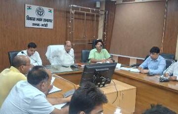 पीएम सूर्य घर मुफ्त बिजली योजना” के प्रगति की सीडीओ ने की समीक्षा बैठक