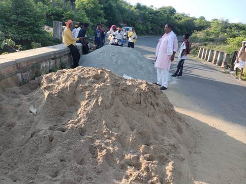 हाई चैनल की टूटी दिवाल का भक्सी से हो रही जोड़ाई 