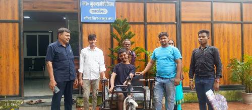 दिव्यांग दीपेश्वर को मिला तत्काल ट्राई सायकल, अब जिंदगी होगी आसान