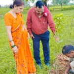 “मां के नाम एक पेड़”: पूर्व वन अधिकारी विनोद कुमार पांडे ने अपनी मां की स्मृति में चौसा आम का पौधा रोपा