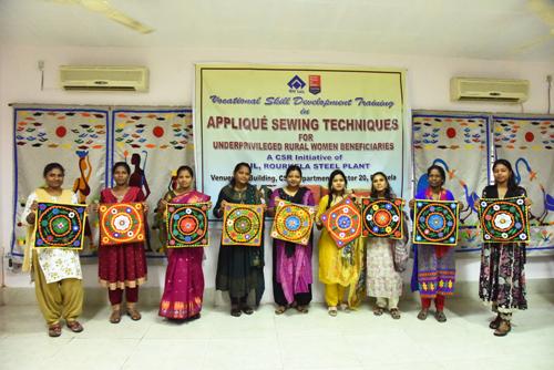 राउरकेला इस्पात संयंत्र द्वारा आयोजित एप्लिक कढ़ाई प्रशिक्षण को पार्श्वांचल क्षेत्र के 10 वंचित महिलाओं ने सफलतापूर्वक पूरा किया