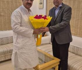 एनटीपीसी दादरी के परियोजना प्रमुख की सांसद डॉ. महेश शर्मा से शिष्टाचार भेंट