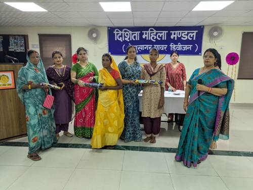 दिशिता महिला मंडल, रेनुसागर द्वारा छाता वितरण कार्यक्रम का आयोजन