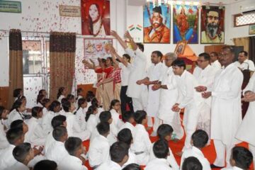 विद्यालय में छात्र छात्राओं का पुष्पवर्षा के साथ हुआ स्वागत