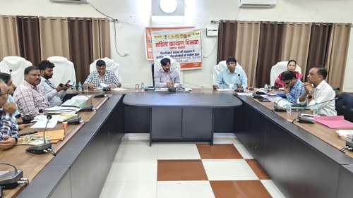 जिलाधिकारी ने महिला कल्याण से सम्बन्धित योजनाओं की समीक्षा की 